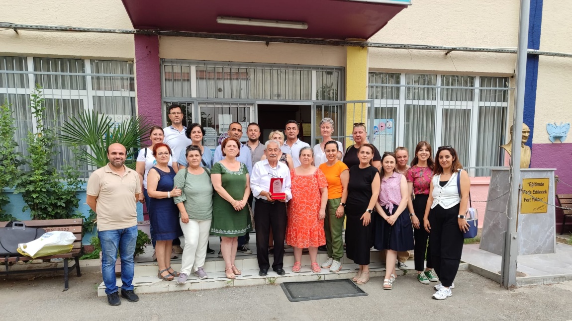 Okul Müdürümüz Tevekkül ÇOBANLAR'a Okulumuza Yapmış Olduğu Çalışmalardan Dolayı Plaketi Takdim Edildi.